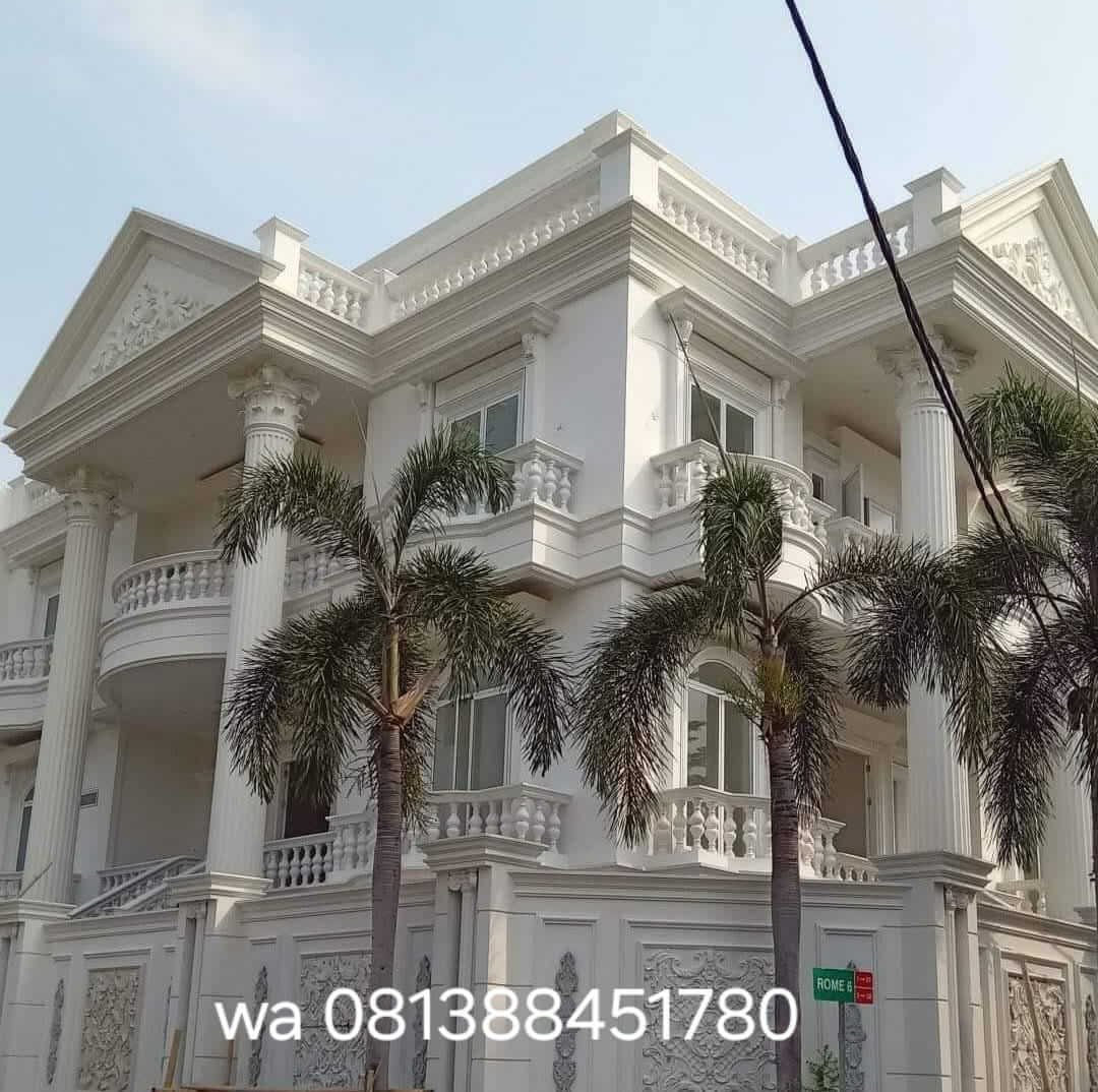 Rumah klasik dengan lis atap, pilar, dan ornamen beton di bagian fasad
