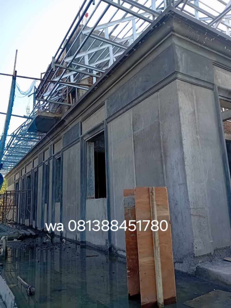 Foto tahap pemasangan garis profil di area tepi atap dan fasad.