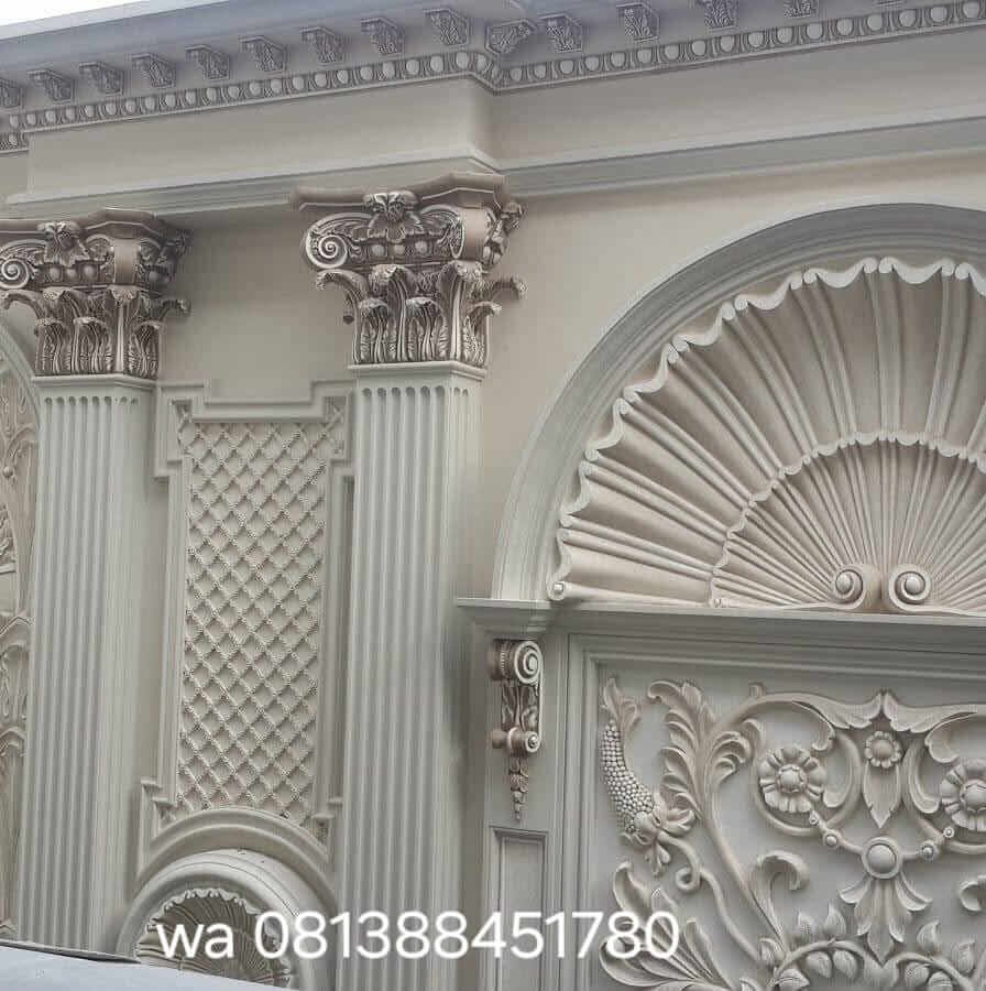 Perpaduan kepala kolom, lengkung, dan relief.